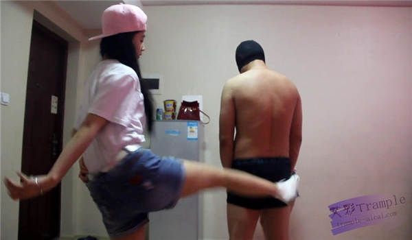双女王踢屁股