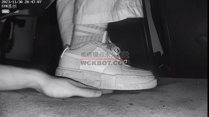 B660 – 无意识耐克板鞋小姐姐无情用力下跺踩手 bf42438