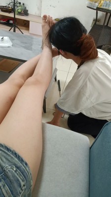 爱可 客厅遛母狗舔脚羞辱 JS260418~2