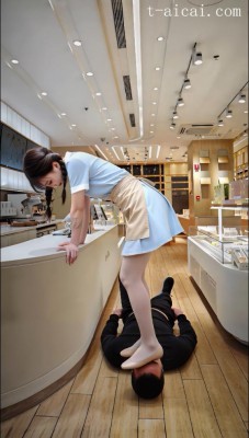 蛋糕店女员工踩顾客 YC-260418
