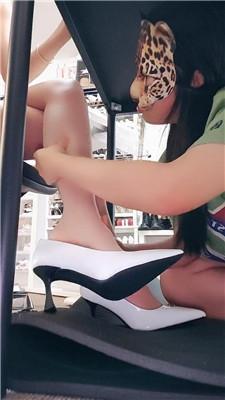 【暴主】母狗桌底伺候 JS260517-11