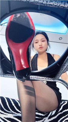 【凡凡】黑丝圣水马桶视角    260518-41