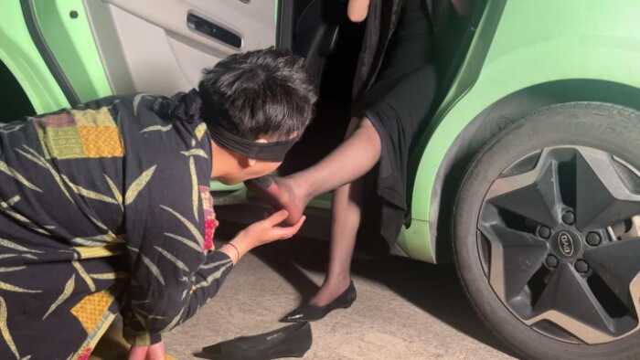 【黑丝诱惑】户外舔干净素人美女的脏鞋底 YC-260524