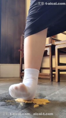 大二白袜小姐姐踩食物 YC-260609-3