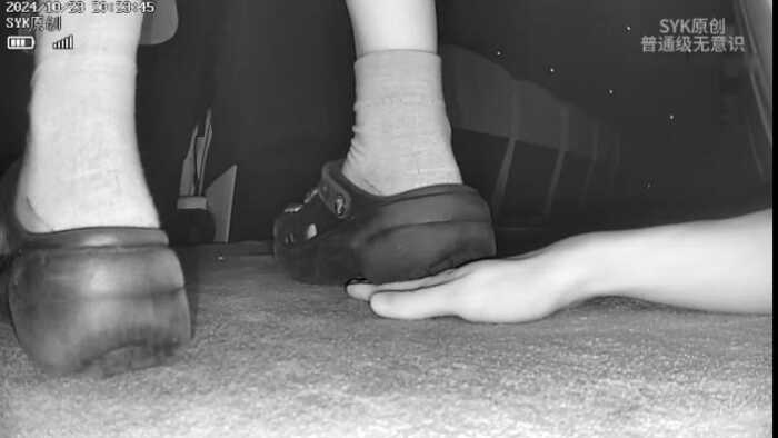 B1018 – 无意识裙子小姐姐黑袜洞洞鞋超多动踩手 bf63759