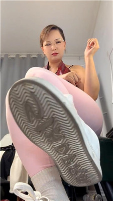 【蛮蛮】巨人妈妈脚下的小虫子    260801-10