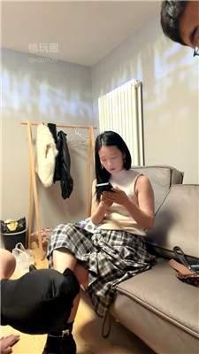 【狠心小妈】情侣主强迫闻舔场 JS261018-35