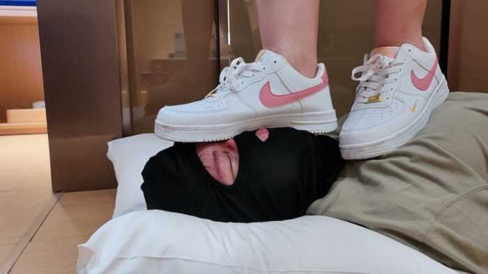 小鱼姐姐上海空降下机后用接机狗的狗脸擦干净Nike脏运动鞋底 YC-261017